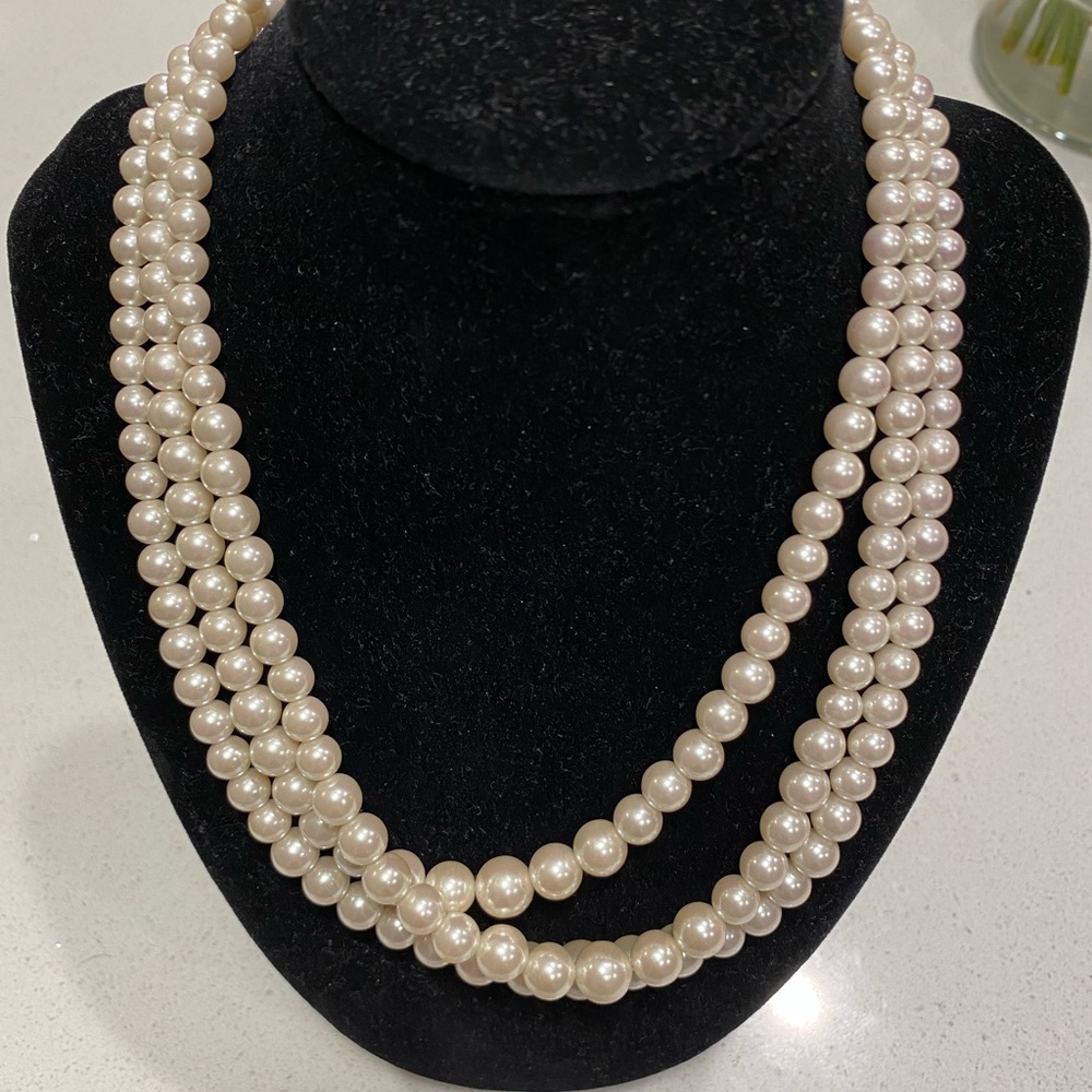 Tri- Layered Lightweight Pearl Necklace 💋 - Picture 5 of 16